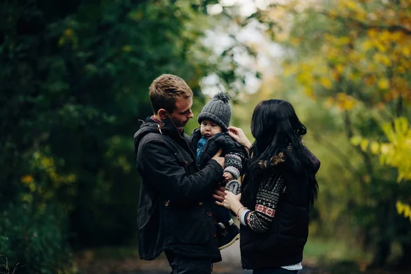 Jeune famille et fils nouveau-né dans le parc d'automne — Photo