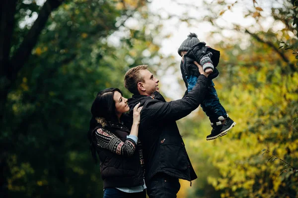 Genç aile ve sonbahar Park yeni doğan oğlu — Stok fotoğraf