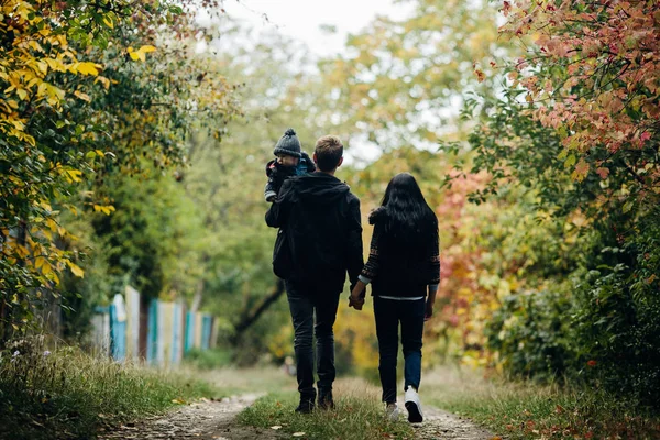 Młode rodziny i nowo narodzonego syna w jesienny park — Zdjęcie stockowe