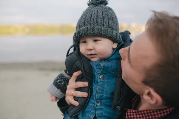 Vader houdt zoontje in haar armen — Stockfoto