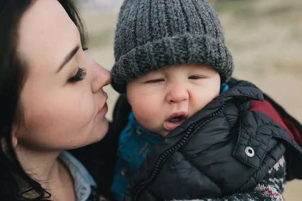 Junge Mutter und ihr Sohn im Freien — Stockfoto