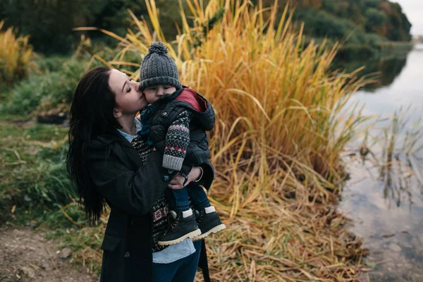 Donna e bambino sulla riva del fiume — Foto Stock