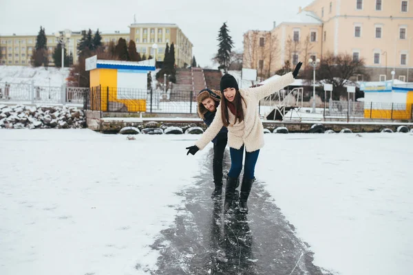 Man en vrouw schaatsen op ijs — Stockfoto