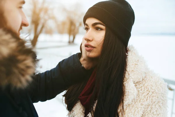 Homme et fille dans chaque d'autres bras — Photo