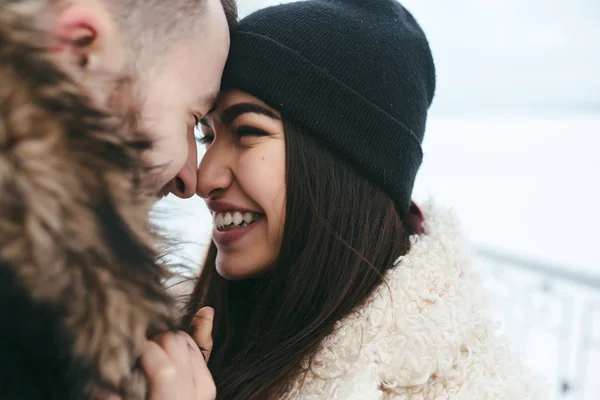 Homme et fille dans chaque d'autres bras — Photo