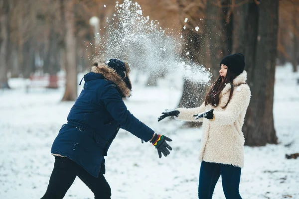 Fiú és lány játszik a hó — Stock Fotó