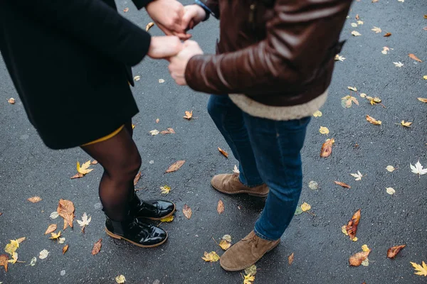 Atractiva pareja feliz caminando en el parque de otoño —  Fotos de Stock