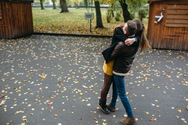 Aantrekkelijke gelukkige paar wandelen in de herfst park — Stockfoto