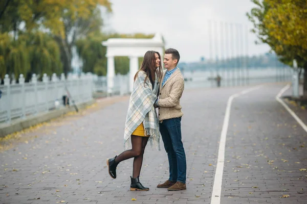 Sonriente pareja en otoño parque — Foto de Stock