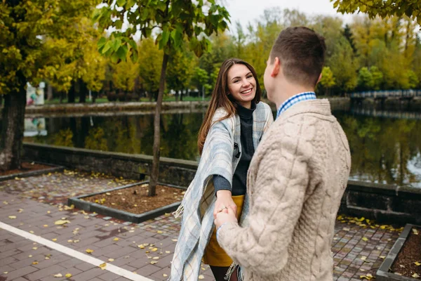 Coppia sorridente nel parco autunnale — Foto Stock