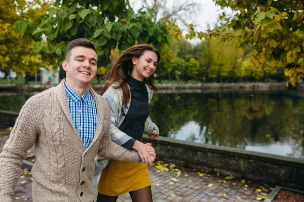 Sonriente pareja en otoño parque — Foto de Stock