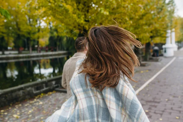 Leende par i höstparken — Stockfoto