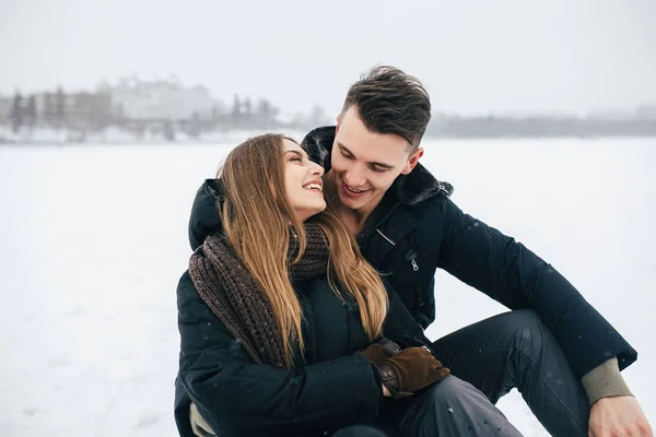 Paret sitter på snön — Stockfoto