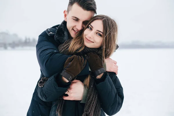 Tipo abrazando a su novia por detrás — Foto de Stock