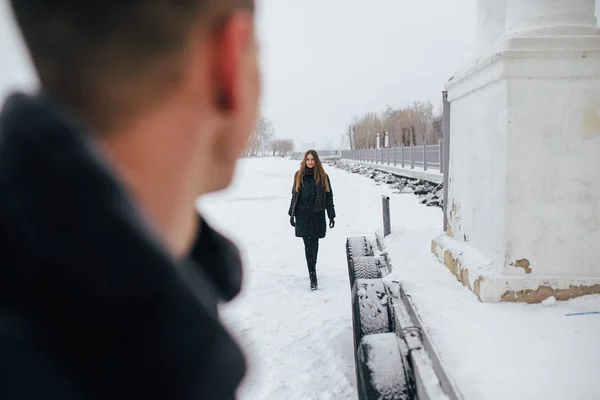 Girl goes to the guy — Stock Photo, Image