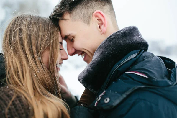 Casal posando em um parque nevado — Fotografia de Stock