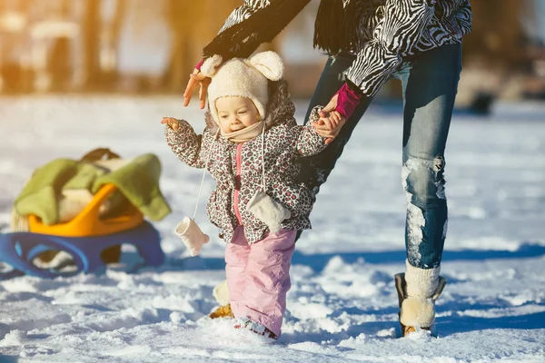 Mãe e filha no inverno ao ar livre — Fotografia de Stock