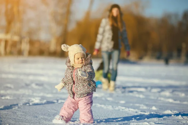 Moeder en dochter in de winter buiten — Stockfoto