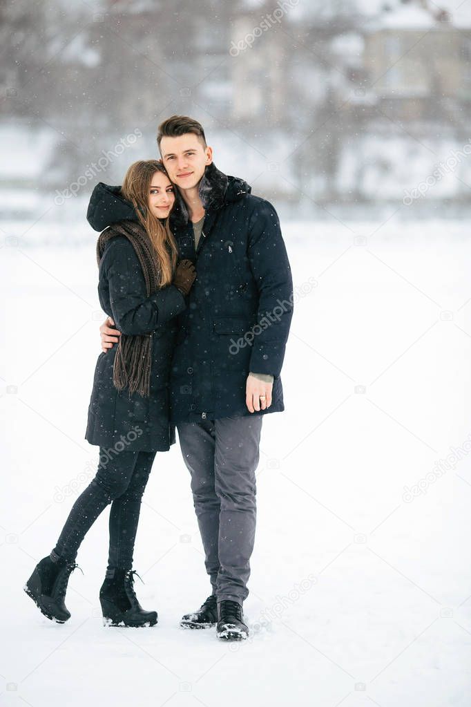 couple posing in a snowy park