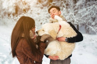 Genç çift kış parkında eğleniyor.