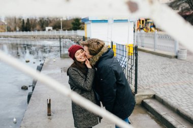 güzel çift iskelede eğleniyor