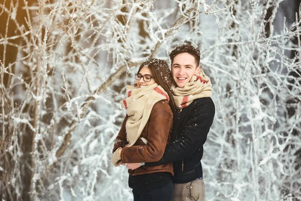 Счастливая пара в снежном парке — стоковое фото
