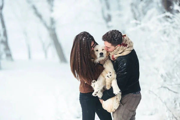 Jeune couple s'amuser dans le parc d'hiver — Photo