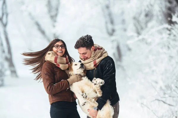 Jeune couple s'amuser dans le parc d'hiver — Photo