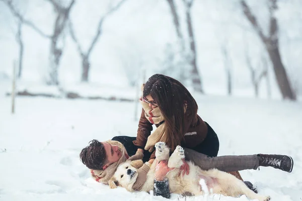 Jovem casal se divertindo no parque de inverno — Fotografia de Stock