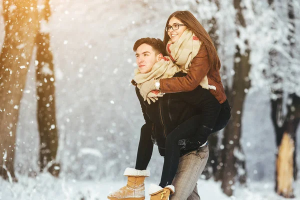 Heureux couple ludique ensemble dans le parc à neige — Photo