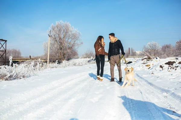 Mladý pár v lásce chůze se psem — Stock fotografie