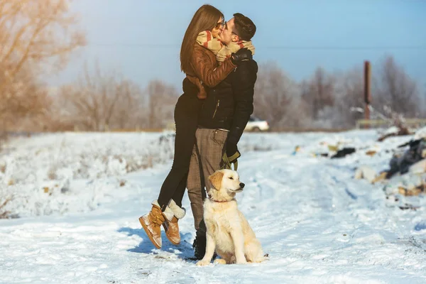 Jeune couple posant dans le parc d'hiver — Photo
