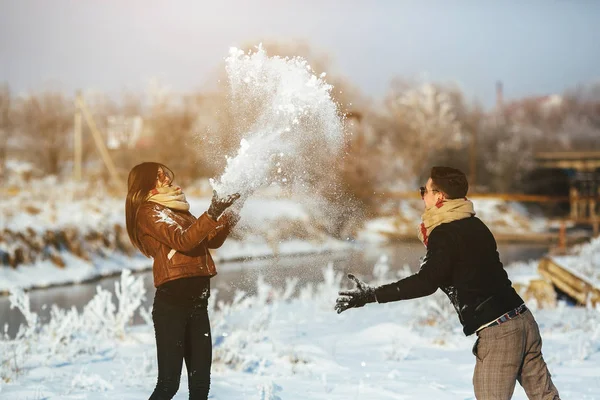 Fiatal pár szórakozás a téli parkban — Stock Fotó