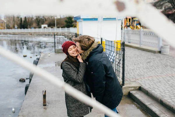 Schönes Paar hat Spaß auf der Seebrücke — Stockfoto