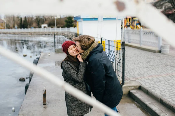 Beau couple s'amuser sur la jetée — Photo