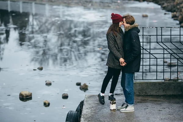 Schönes Paar hat Spaß auf der Seebrücke — Stockfoto