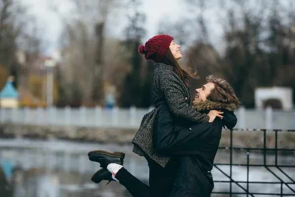 Bella coppia divertirsi sul molo — Foto Stock