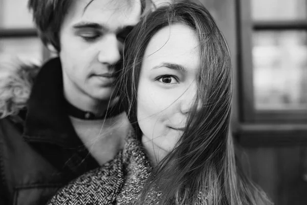 Bonito jovem casal adulto posando na câmera — Fotografia de Stock