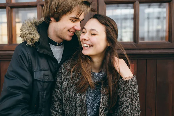Schönes junges erwachsenes Paar posiert vor der Kamera — Stockfoto