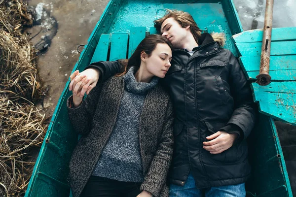 Чоловік і жінка лежать у човні — стокове фото