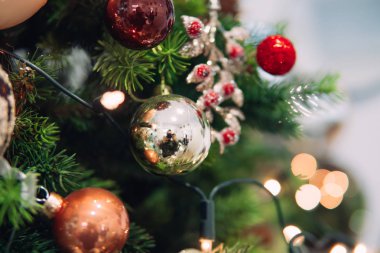 Oyuncak dolu Noel ağacı dalı