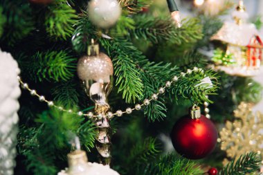 Oyuncak dolu Noel ağacı dalı