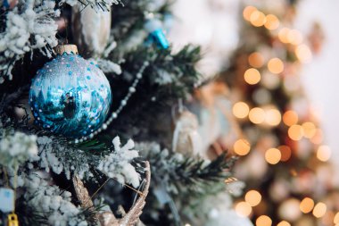 Oyuncak dolu Noel ağacı dalı