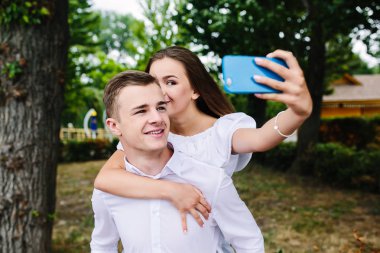 Güzel genç çift selfie yapar