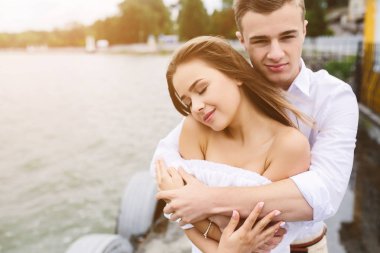 erkek ve kadın göl üzerinde poz