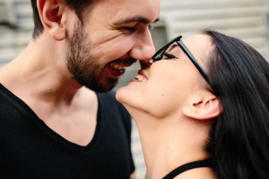 adam ve birbirlerinin kollarında kızla