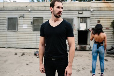 adam ve kadın ayakta sırt birbirlerine