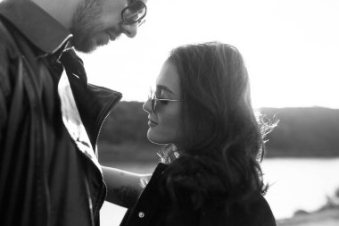 güzel genç çift birbirine bakarak