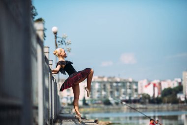 Göl bir arka plan üzerinde poz balerin