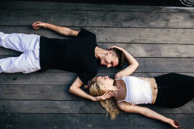 Çift yan yana ahşap döşeme üzerinde yatarken